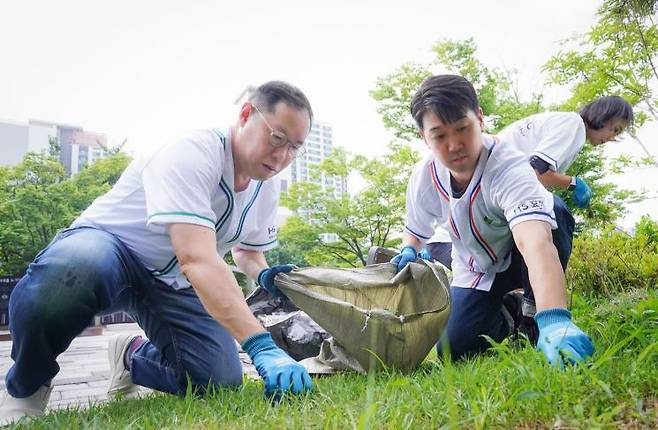 조현상 HS효성 부회장(왼쪽)이 회사 창립 1주년을 맞이해 전날인 26일 서울 서초구 서래공원에서 '가치또같이 봉사단' 발대식을 열고, 환경정화활동에 참여했다. HS효성