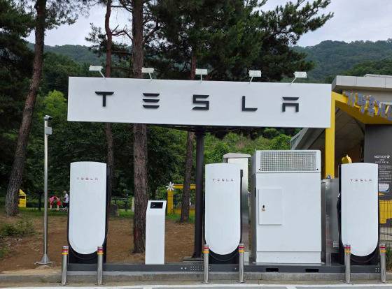 테슬라코리아가 국내 최초의 V4 수퍼차저를 가평휴게소(서울-춘천 양방향)에 설치, 운영을 시작했다.