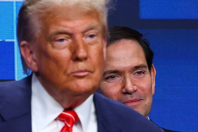 도널드 트럼프 미국 대통령(왼쪽)과 마코 루비오 국무장관. /로이터 연합뉴스