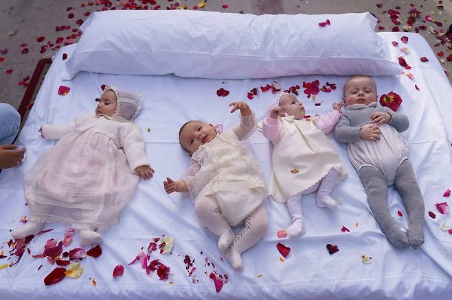 스페인 부르고스 인근 카스트리요 데 무르시아에서 열린 '엘 살토 델 콜라초'(El salto del Colacho)에서 매트리스 위에 아기들이 누워 있다.