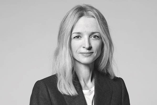 LVMH그룹의 베르나르 아르노 회장의 맏딸이자 프랑스를 대표하는 패션 기업인 디올의 회장 겸 CEO를 맡은 델핀 아르노. ⓒBRIGITTE LACOMBE /디올 제공