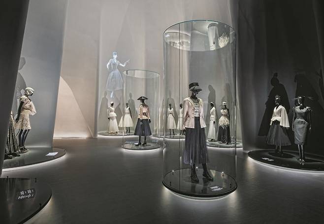 1947년 선보인 디올의 전설적인 '뉴 룩' 오리지널과 최근까지 디올 여성 컬렉션 아티스틱 디렉터를 맡은 마리아 그라치아 치우리가 새롭게 재해석한 '뉴 룩'이 함께 전시되는 등 시대에 따라 어떻게 모던하게 재해석 됐는 지를 한 눈에 볼 수 있다. ⓒKYUNGSUB SHIN /디올 제공