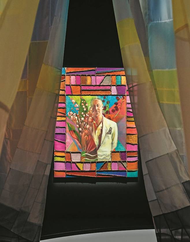 한국계 캐나다 아티스트 제이디 차(Zadie Xa)가 이번 전시를 위해 그린 무슈 디올의 초상화에 한국 보자기 조각보에 영감을 얻어 공간을 장식했다. ⓒKYUNGSUB SHIN /디올 제공