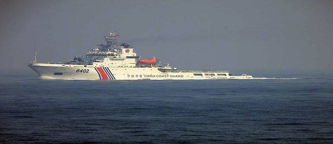 지난 2월 26일 한국 해양조사선 온누리호가 중국의 철제 구조물에 접근하자 출동한 중국 해경 함정 6402호. /해수부 유용원 의원실