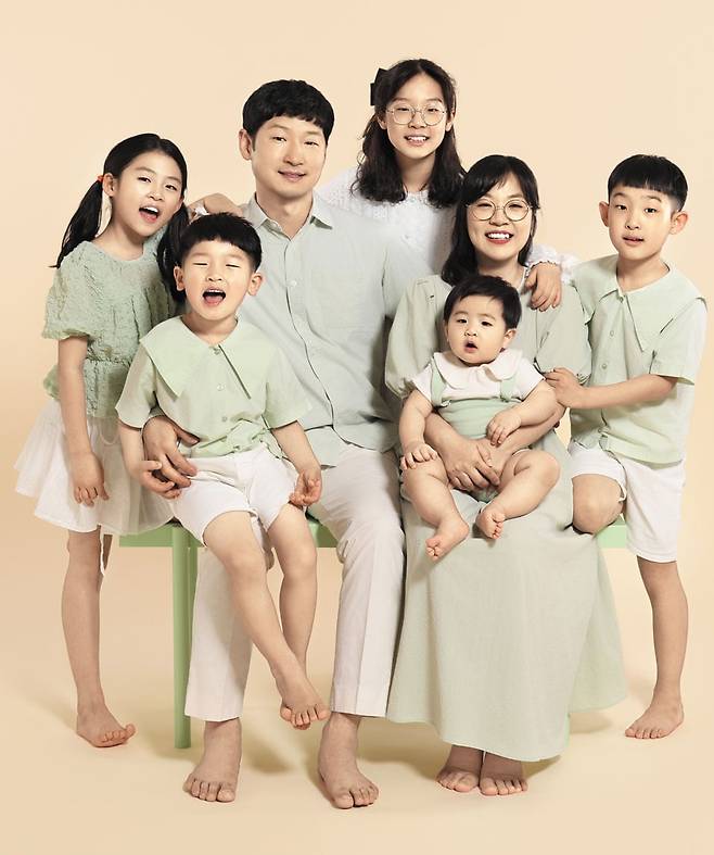 사공혁(뒷줄 왼쪽), 전명이씨 부부와 5남매가 지난 4월 부산의 한 사진관에서 포즈를 취했다. 앞줄 왼쪽부터 시계 방향으로 넷째 현, 셋째 은지, 첫째 은비, 둘째 준, 막내 건. /사공혁씨 제공