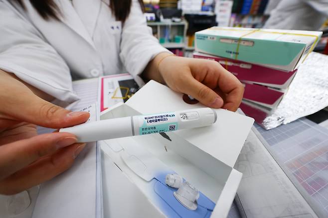 지난해 10월 17일 오후 서울 종로구 한 약국에서 약사가 비만치료제 위고비에 대해 설명하고 있다. 사진은 기사와 직접적인 관련이 없음. /연합뉴스