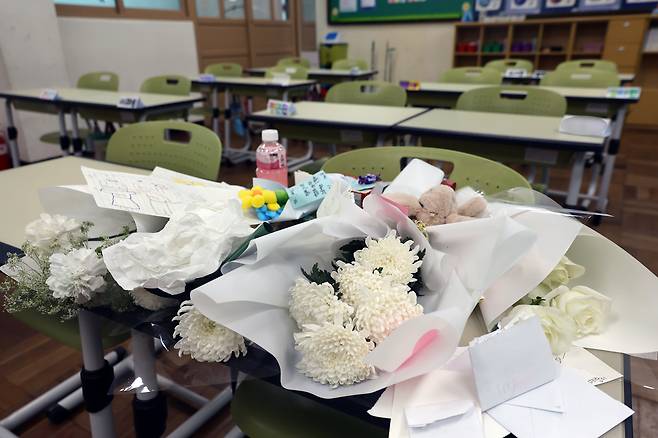 지난 25일 오후 최근 아파트 화재로 숨진 자매가 다닌 부산진구의 한 초등학교 교실 책상에 학생들이 보낸 선물과 편지가 올려져 있다. /연합뉴스
