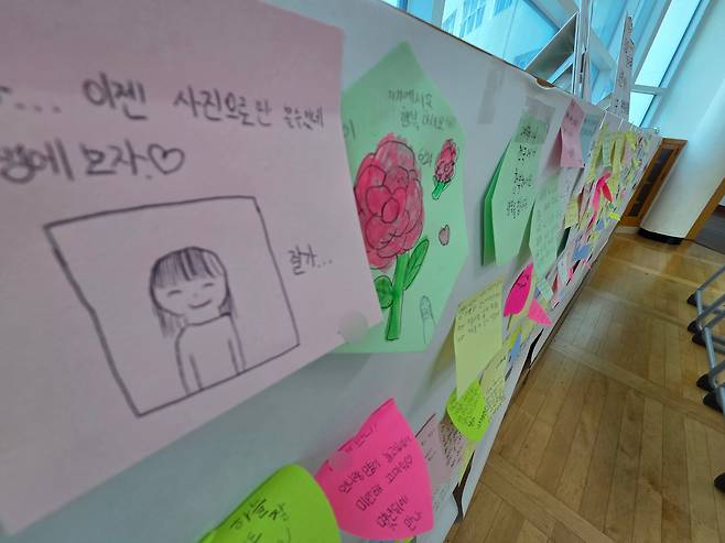 아파트 화재로 숨진 자매가 다닌 부산진구의 한 초등학교에 이들을 추모하기 위한 공간이 마련돼 있다. /연합뉴스