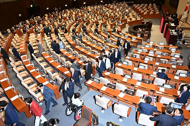 국민의힘 의원들이  27일 서울 여의도 국회 본회의장에서 우원식 국회의장이 입장하자  법사위원장을 선출하기로 한 의사일정 강행에 대해 반발하며 퇴장하고 있다. /남강호 기자