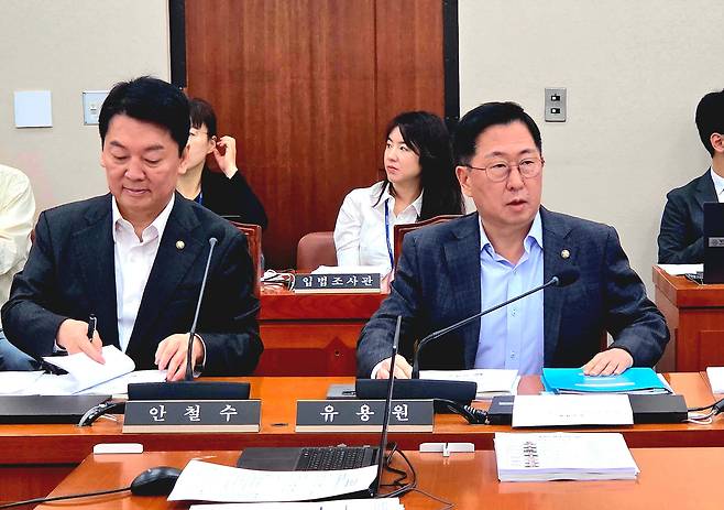 유용원 국민의힘 의원이 27일 국회 외통위에서 박윤주 외교부 1차관에게 중국의 '서해 공정' 문제와 관련 현안 질의를 하고 있다. /국회