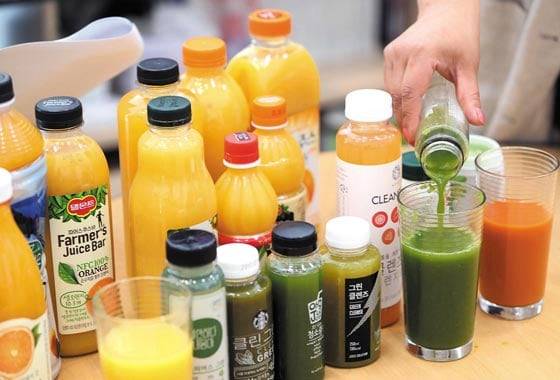 시중에 출시된 다양한 종류의 과채음료(주스)가 진열돼 있다. /연합뉴스