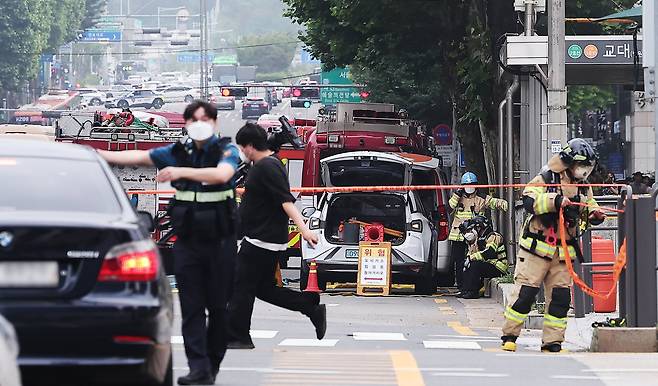 (서울=뉴스1) 김성진 기자 = 27일 오전 서울 서초구 지하철 2호선 교대역의 11번 출구 인근에서 도시가스가 유출되는 사고가 발생해 교대역 일대가 통제되고 있다. 서울지하철공사는 사고 직후 교대역을 지나는 2·3호선 열차를 무정차 통과시키고 있다. 2025.6.27/뉴스1