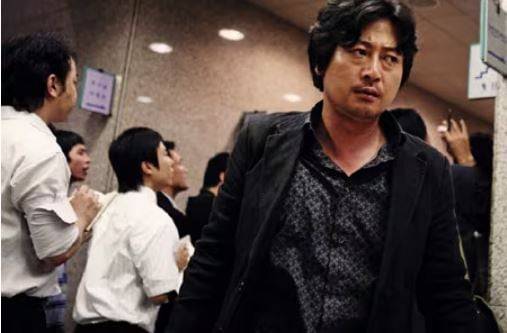 2008년 영화 '추격자'에서 연쇄살인범을 쫓는 역할로 분한 배우 김윤석 /조선DB