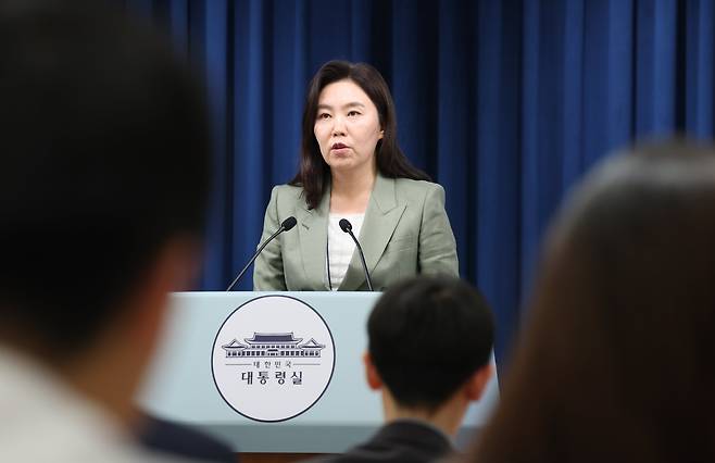 강유정 대통령실 대변인이 27일 서울 용산구 대통령실 청사에서 호국보훈의 달, 대통령의 초대 관련 브리핑을 하고 있다. /뉴스1