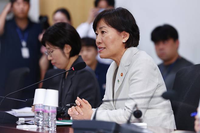 송미령 농림축산식품부 장관이 27일 국회에서 열린 더불어민주당 농림축산식품해양수산위원회 위원들과의 당정간담회에서 모두발언하고 있다. /연합뉴스