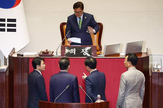 우원식 국회의장(위쪽)이 27일 서울 여의도 국회에서 상임위원장 선출 관련 본회의 개의를 놓고 김병기 더불어민주당 원내대표, 문진석 원내수석부대와 송언석 국민의힘 원내대표, 유상범 원내수석부대표와 이야기하고 있다. /뉴스1