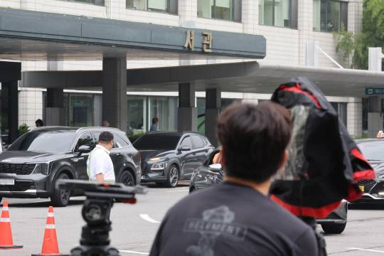 27일 서울 송파구 서울아산병원 병동 입구에 취재진이 대기해 있다. 지난 16일 우울증과 공황장애 등으로 입원했던 윤석열 전 대통령 부인 김건희 여사가 이날 퇴원할 것으로 알려졌다. 연합뉴스