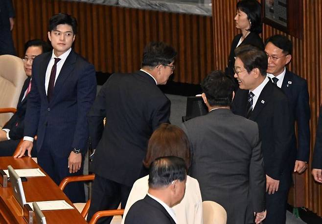 이재명 대통령이 26일 국회 본회의장에서 정부의 2차 추가경정예산안 제출과 관련해 첫 시정연설을 마치고 국민의힘 권성동 의원과 인사하고 있다. ⓒ연합뉴스