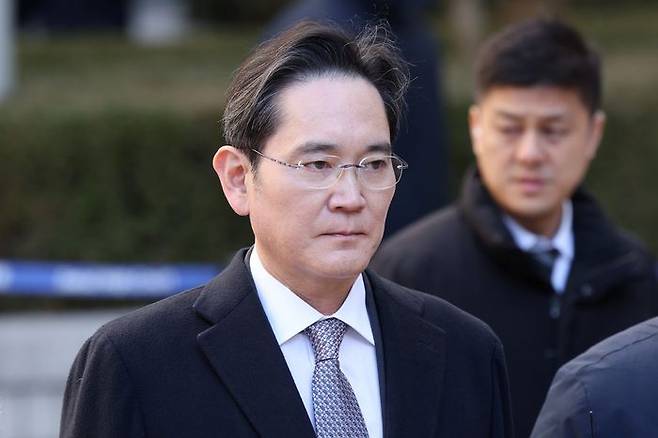 이재용 삼성전자 회장이 2월 3일 오후 서초구 서울고법에서 열린 그룹 경영권 승계 관련 부당합병·회계부정 의혹 항소심 선고공판에서 무죄 판결을 받은 뒤 법원을 나서고 있다. ⓒ연합뉴스