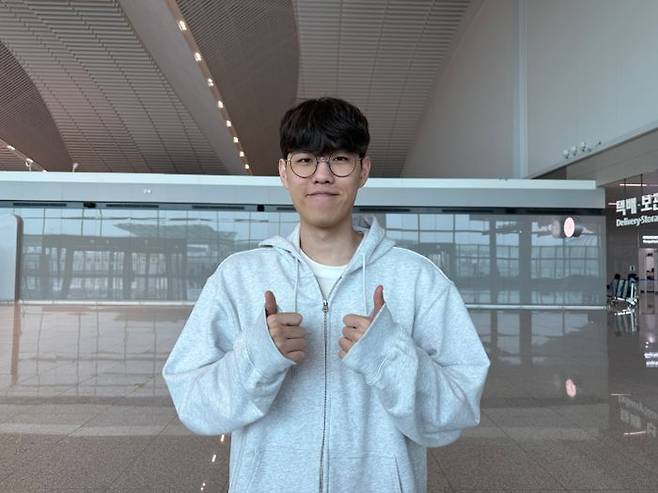 '오너' 문현준이 27일 인천국제공항 제2여객터미널에서 출국 전 포즈를 취하고 있다. 그는 우승으로 보답하고 EWC와 정규 시즌에서도 좋은 경기력을 보여드리겠다는 각오를 보였다. ⓒ데일리안 황지현 기자