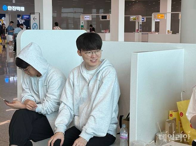 '페이커' 이상혁이 27일 인천국제공항 제2여객터미널에서 출국 전 휴식을 취하고 있다. ⓒ데일리안 황지현 기자