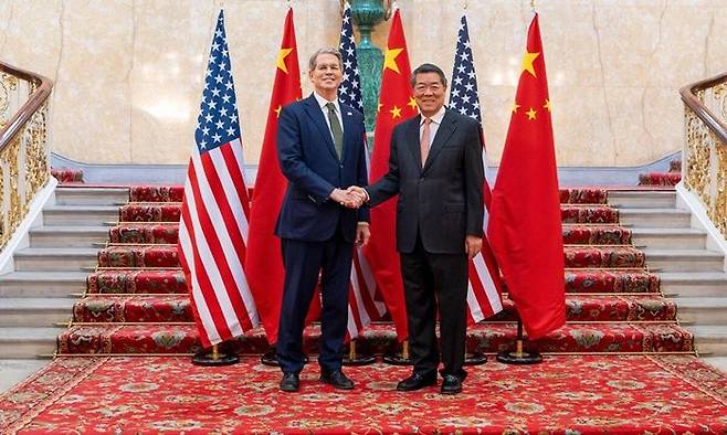 지난 9일 영국 런던 랭커스터 하우스에서 스콧 베선트(왼쪽) 미국 재무장관과 허리펑 중국 부총리가 무역협상을 하기에 앞서 악수를 하고 있다. ⓒ AFP/연합뉴스