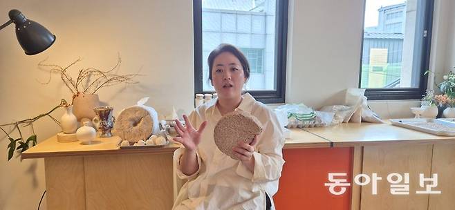 윤주당의 윤나라 대표는 “우리 음악 영화 드라마 음식이 세계로 나아가는데, 여전히 고급한 행사장에서 다른 나라 술로 축배를 드는 건 기묘한 일”이라며 “전통주가 제대로 대접받아야 비로소 문화에 힘이 있다고 할 수 있을 것”이라고 했다. 손에 든 것은 전통 누룩이다. 조종엽 기자 jjj@donga.com