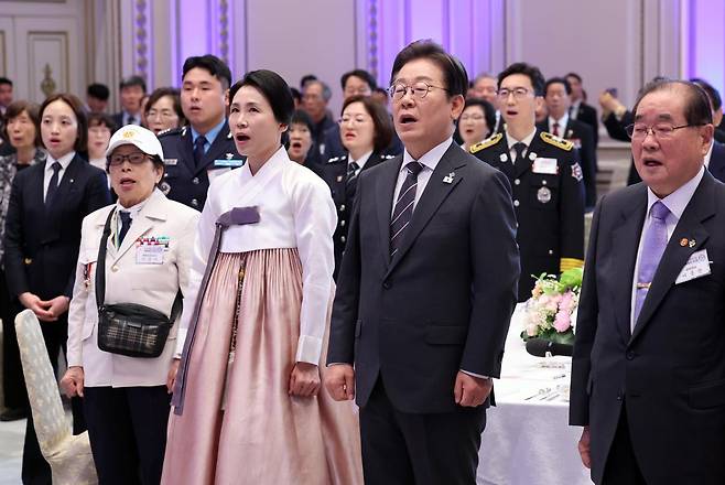 이재명 대통령과 부인 김혜경 여사가 27일 청와대 영빈관에서 열린 ‘호국보훈의 달, 대통령의 초대’ 행사에서 애국가를 부르고 있다. (대통령실통신사진기자단) 2025.06.27. 뉴시스