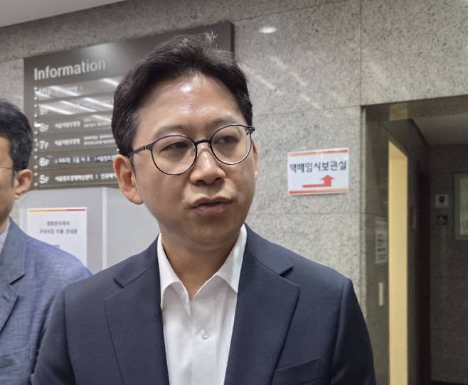 배경훈 과학기술정보통신부 장관 후보자가 27일 서울 종로구 광화문우체국에 마련된 인사청문회 준비 사무실로 출근하며 기자들의 질문에 답하고 있다. 이병구 기자 2bottle9@donga.com