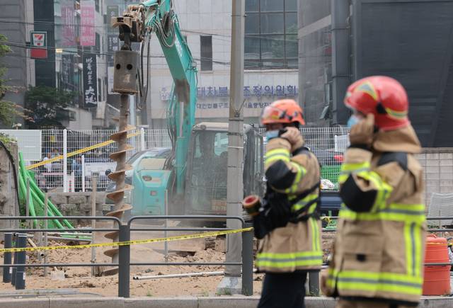 27일 오전 10시 47분 서울 서초구 지하철 2호선 교대역의 11번 출구 인근에서 도시가스가 유출되는 사고가 발생해 역 주변이 통제되고 있다. [연합뉴스]