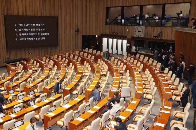 27일 국회 본회의에서 국회 운영위원장·법제사법위원장·문화체육관광위원장 보궐선거와 예산결산특별위원장 선거 안건이 상정되고 있다. [연합뉴스]