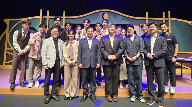 국민의힘 한동훈 전 당대표와 우재준 의원, 박상수·김준호 전 대변인 등이 지난 6월26일 대구 남구 대덕문화전당에서 열린 ‘친애하는 멜리에스’ 뮤지컬 공연을 관람한 뒤, 중앙대 대학생 공연팀 및 관계자들과 기념사진을 촬영하고 있다. 대구에선 제19회 대구국제뮤지컬페스티벌(DIMF·딤프)이 18일 간(6월21~7월7일) 진행 중이다.<우재준 국회의원 페이스북 사진>
