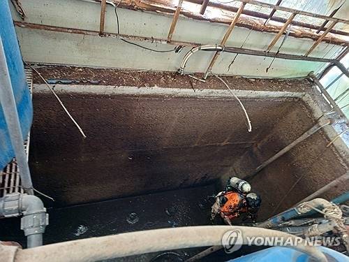 27일 오후 전남 여수시 만흥동 한 가공업체 정화조에서 청소 작업자 2명이 질식해 숨졌다.  사진은 소방 당국이 작업자를 구조하는 모습. [전남 여수소방서 제공.  여수=연합뉴스]