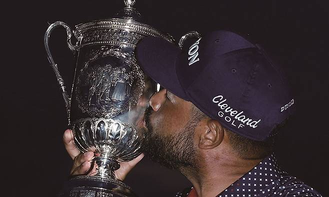 J.J. 스폰이 6월 15일 펜실베이니아주 오크몬트 컨트리클럽에서 열린 제125회 US오픈 골프 대회에서 우승한 후 트로피를 들고 있다. /사진 UPI연합