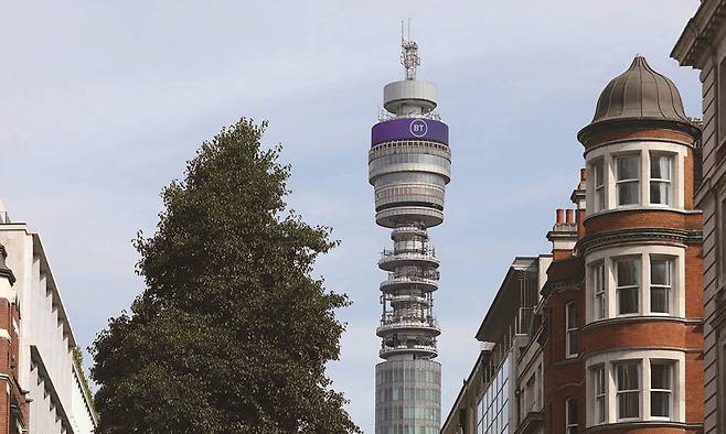2023년 7월 촬영한 영국 런던 BT타워. 2024년 초 미국 호텔 운영업체 MCR에 매각된 후 호텔로 개조 중이다. /사진 로이터연합