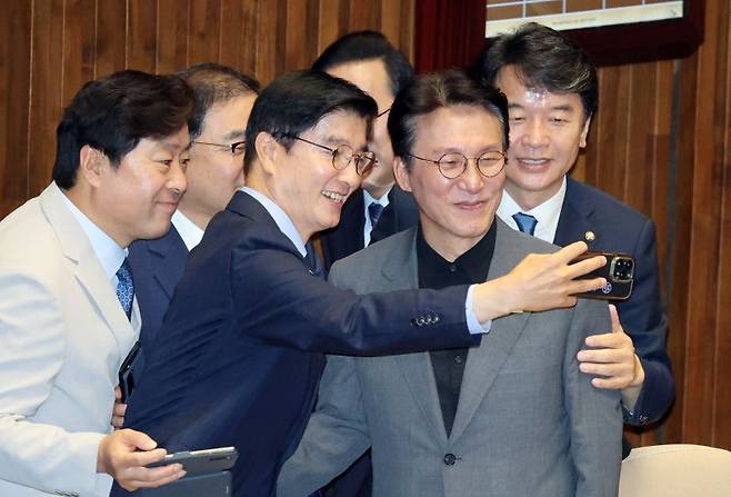 김민석 국무총리 후보자가 26일 서울 여의도 국회에서 열린 본회의 이재명 대통령의 시정연설을 앞두고 이해식 등 의원들과 기념촬영을 하고 있다. 사진=뉴시스