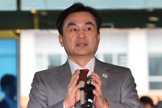 안규백 국방부장관 후보자가 27일 오전 서울 용산구 육군회관에 마련된 인사청문회 준비 집무실로 출근하며 마이크를 잡고 취재진 질의에 답하고 있다.뉴시스