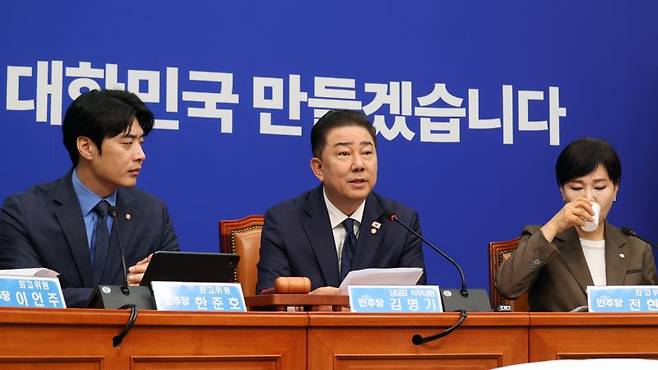 김병기 더불어민주당 대표 직무대행 겸 원내대표가 27일 오전 서울 여의도 국회에서 열린 최고위원회의에서 모두 발언을 하고 있다. 사진=서동일 기자