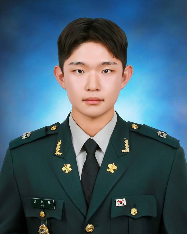 27일 충북 괴산군 육군학생군사학교에서 열린 대한민국 육군장교 통합임관식에서 합참의장상을 수상한 유욱재 소위. 육군 제공