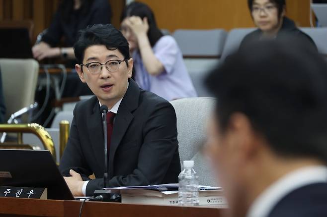 주진우 국민의힘 의원이 지난 24일 서울 여의도 국회에서 열린 김민석 국무총리 후보자 인사청문회에서 김 후보자에게 질의하고 있다 /사진=뉴시스