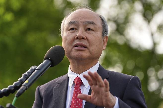 손정의(일본명 손 마사요시) 일본 소프트뱅크그룹(SBG) 회장 겸 사장은 27일 후계자로 염두에 둔 사람들이 있다고 밝혔다. 사진은 손 회장이 지난 4월 30일(현지 시간) 미국 워싱턴 백악관 웨스트윙 밖에서 연설하는 모습. AP 뉴시스