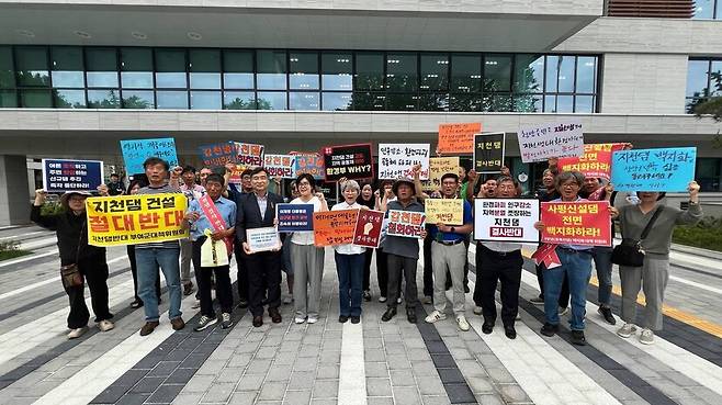 지난 24일 감천댐반대대책위원회, 순천옥천댐건설반대시민모임 등이 서울 종로구 국정기획위원회 앞에서 ‘신규댐 추진 폐기 공약의 이행 촉구를 위한 주민 기자회견’을 열고 있다. 최현수 기자