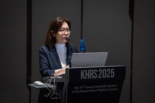 지난 20일 제17회 대한부정맥학회 국제 학술대회(KHRS 2025) 기자간담회에서 발언하는 진은선 대한부정맥학회 홍보이사(강동경희대병원 심장혈관내과 교수). 대한부정맥학회 제공