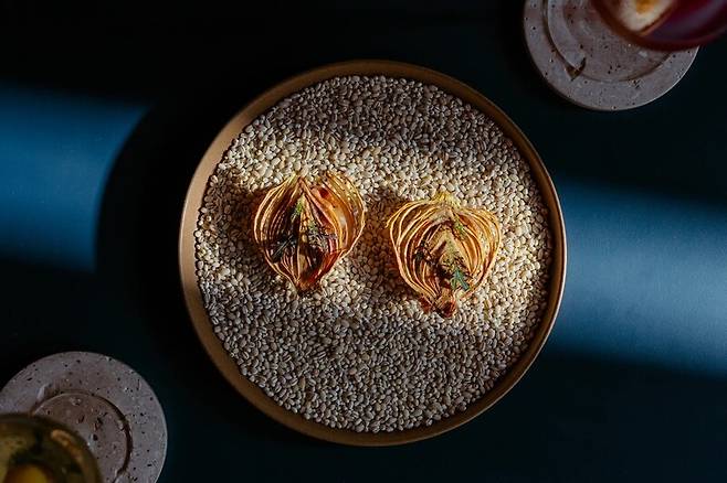 일본메추라기 배양육에 헤이즐넛 비스킷 등을 곁들이고 양파 크리스프를 얹은 파르페. 바우 제공