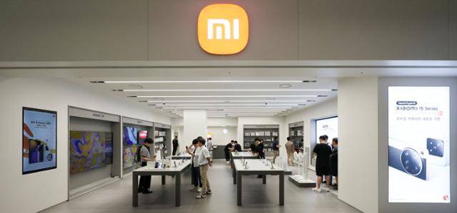 25일 서울 여의도 IFC몰 샤오미코리아 국내 첫 공식 오프라인 매장 샤오미스토어 서울 IFC몰 여의도점에서 방문 고객들이 제품을 살펴보고 있다. 뉴시스