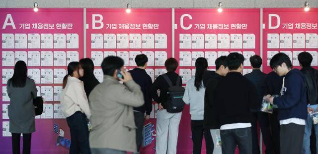 서울 강남구 코엑스에서 열린 2023 벤처스타트업 SW개발인재 매칭 페스티벌에서 구직자들이 기업 채용정보 현황판을 보고 있다. 뉴시스