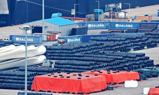 13일 경기 평택시 평택항에 철강 제품이 놓여져 있다. 평택=뉴스1