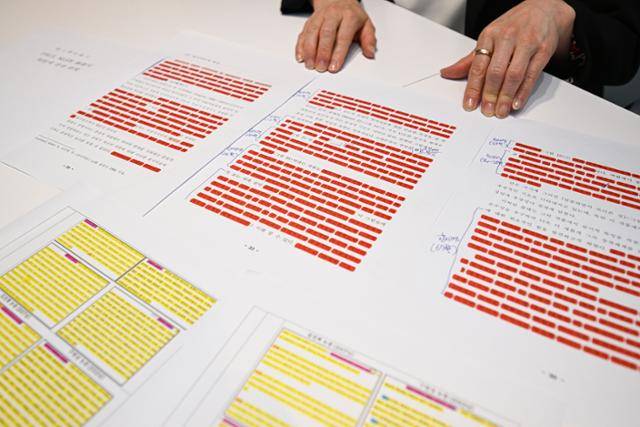 김경한 전국사학민주화교수연대 대표가 인터뷰 중 김건희 여사 석박사 논문의 표절에 대해 자료를 꺼내놓은 채 설명하고 있다. 사진 아래쪽 노란색으로 칠해진 부분이 있는 문건은 구연상 숙대 교수의 논문을 고스란히 베낀 김 여사의 박사 논문에 대한 설명이고, 위쪽 빨간색으로 표시해둔 부분이 있는 문건은 김 여사의 석사 논문의 표절 부분 표시다. 석박사 논문의 대부분은 이렇게 빨갛고 노랬다.남동균 인턴기자