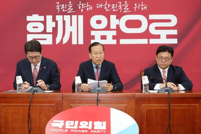 권영세 국민의힘 당시 비상대책위원장이 지난달 10일 국회에서 사상 초유의 대선 후보 교체 시도에 대한 입장을 밝히고 있다. 연합뉴스