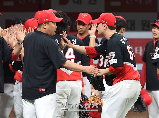 2025 KB0리그 프로야구 키움 히어로즈와 KIA 타이거즈의 경기가 25일 오후 서울 고척스카이돔에서 열렸다. 6대 3으로 승리한 KIA 이범호 감독이 경기 후 정해영 등 선수들을 맞이하고 있다. 고척=김민규 기자 /2025.06.25/